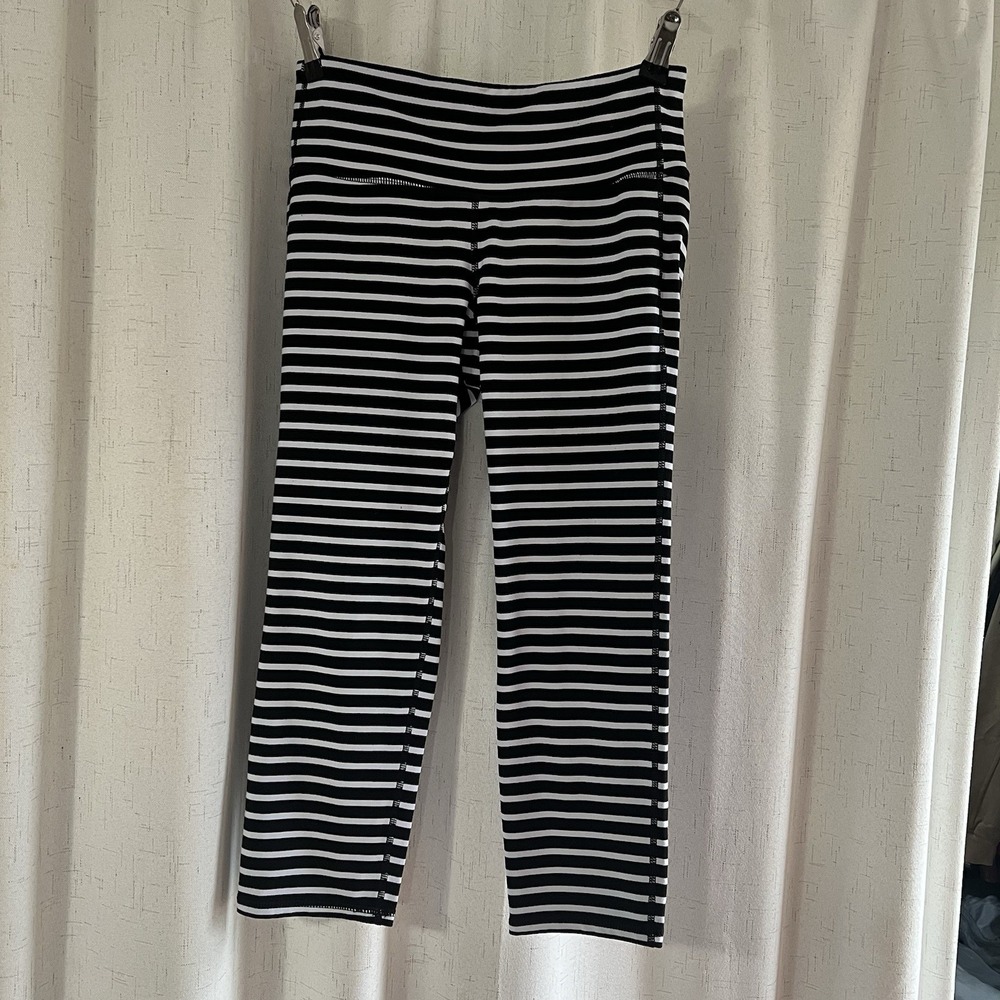 NWOT Athleta Chaturanga Black White Striped‎ Capri Cropped Tight Leggings Small
